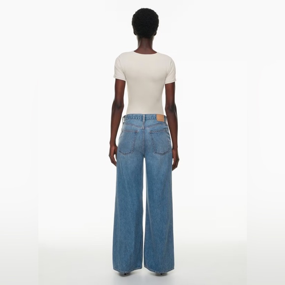 Aritzia Contour Crew Shortsleeve Bodysuit - Picture 5 of 9